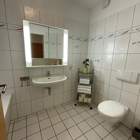 Zentral Und Ruhig - Gut Ausgestattete Mit Balkon Fuer 1-3 Personen Apartmán