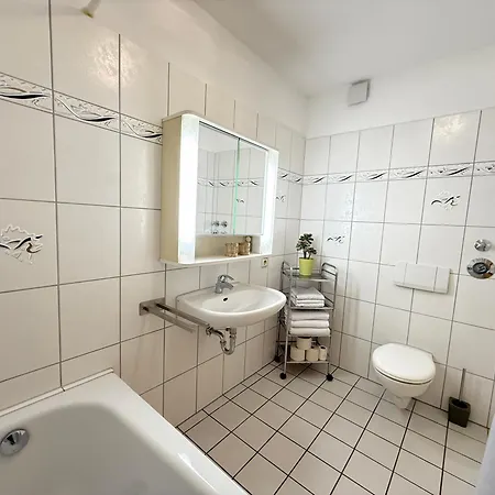 Zentral Und Ruhig - Gut Ausgestattete Mit Balkon Fuer 1-3 Personen Lägenhet *